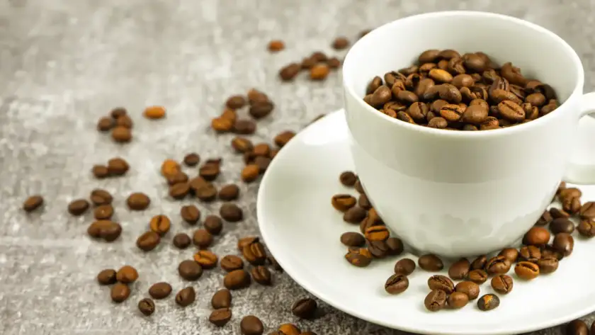 El clima, el maestro detrás del sabor del café colombiano White Coffee Cup With Roasted Coffee Beans Guiancafe Utc